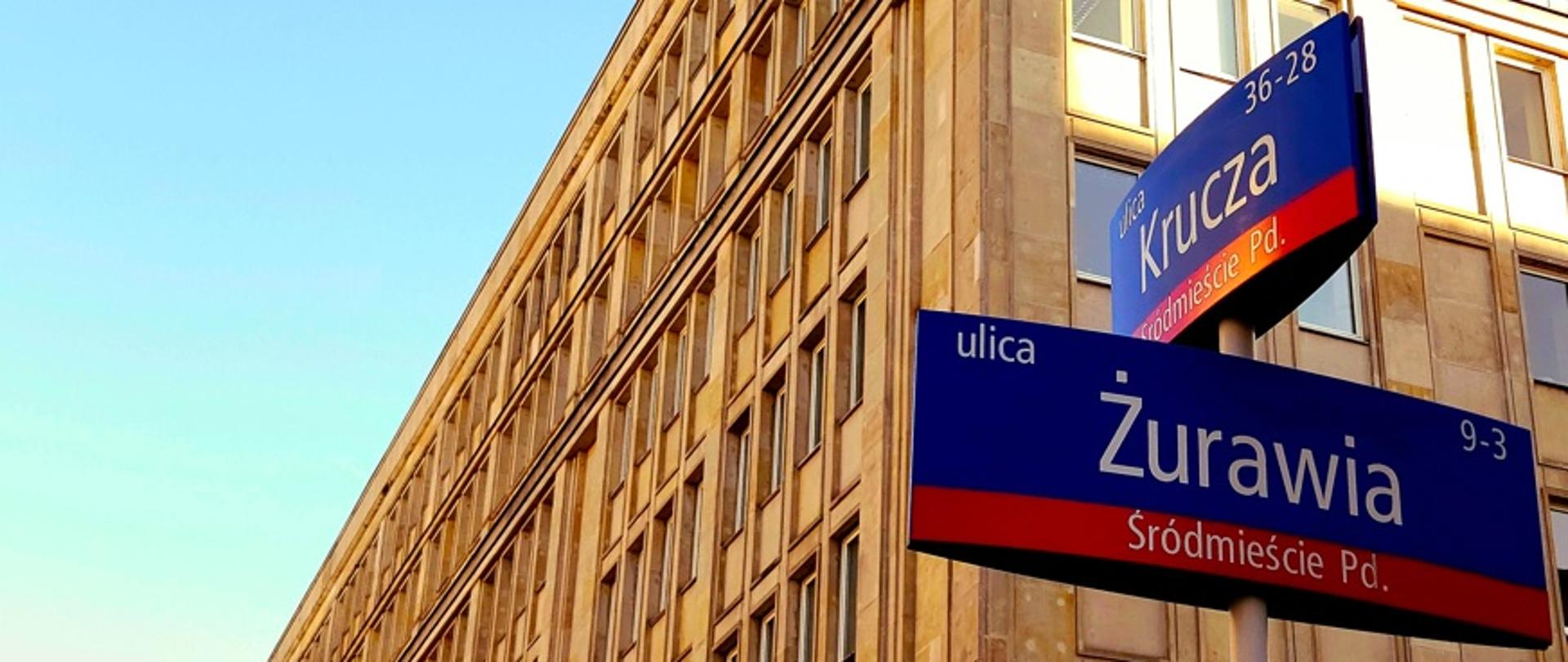 tablice z nazwami ulic: Żurawia i Krucza na tle budynku