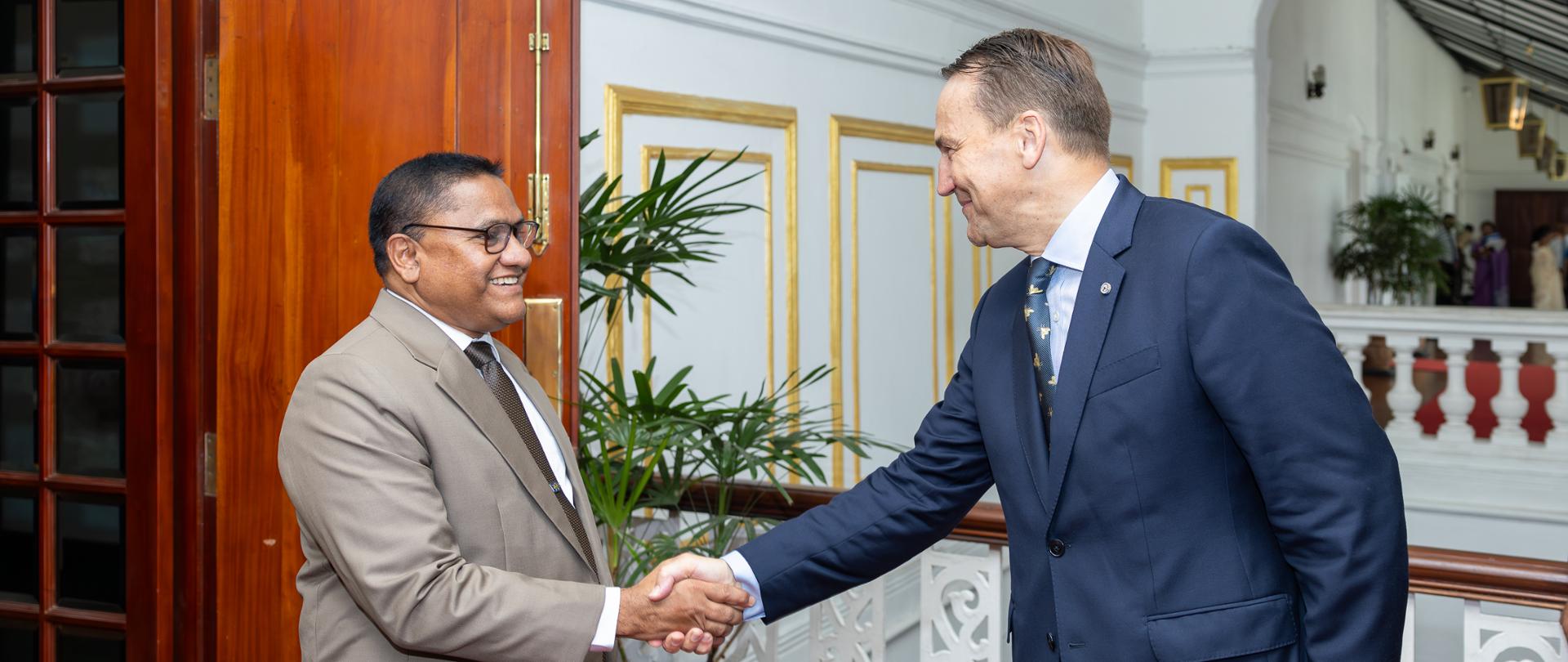 Minister Radosław Sikorski wita się ze swoim lankijskim odpowiednikiem Vijithą Herathem