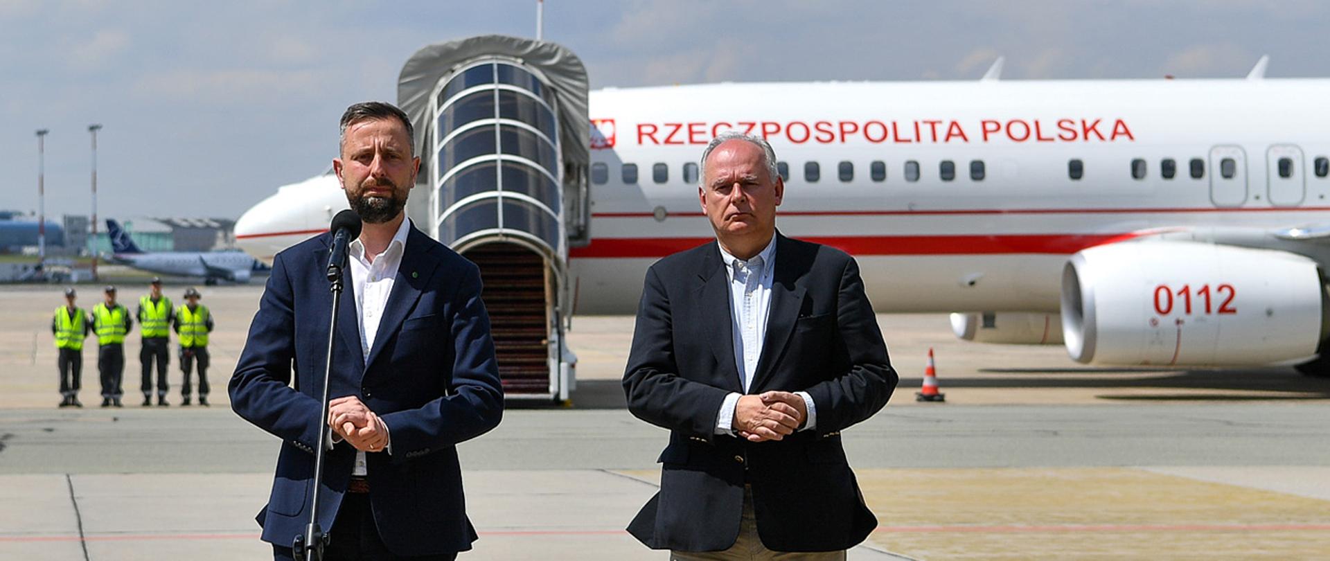 26 maja 2025 r. w 1. Bazie Lotnictwa Transportowego w Warszawie, odbyła się konferencja prasowa Władysława Kosiniaka-Kamysza wicepremiera-ministra obrony narodowej przed wylotem do USA, gdzie szef MON spotka się z sekretarzem obrony USA Pete'm Heghseth'em. Fot. plut. Wojciech Król/MON
